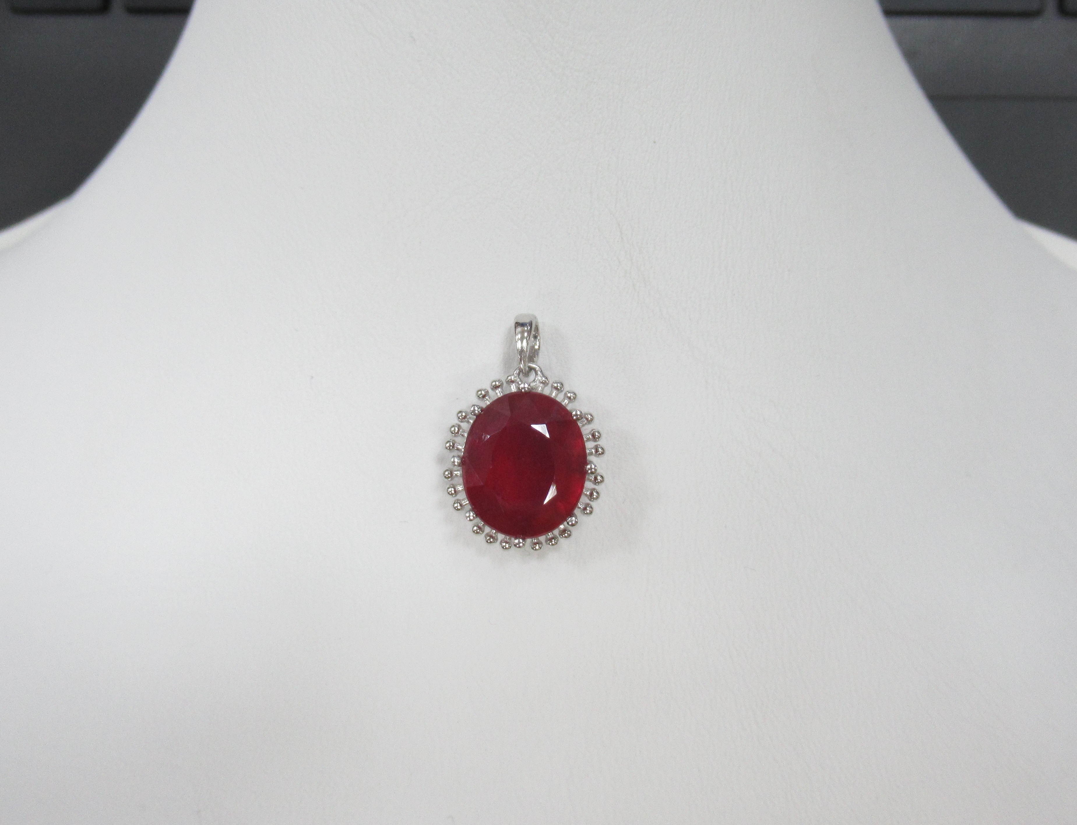 Серебряная подвеска с рубином